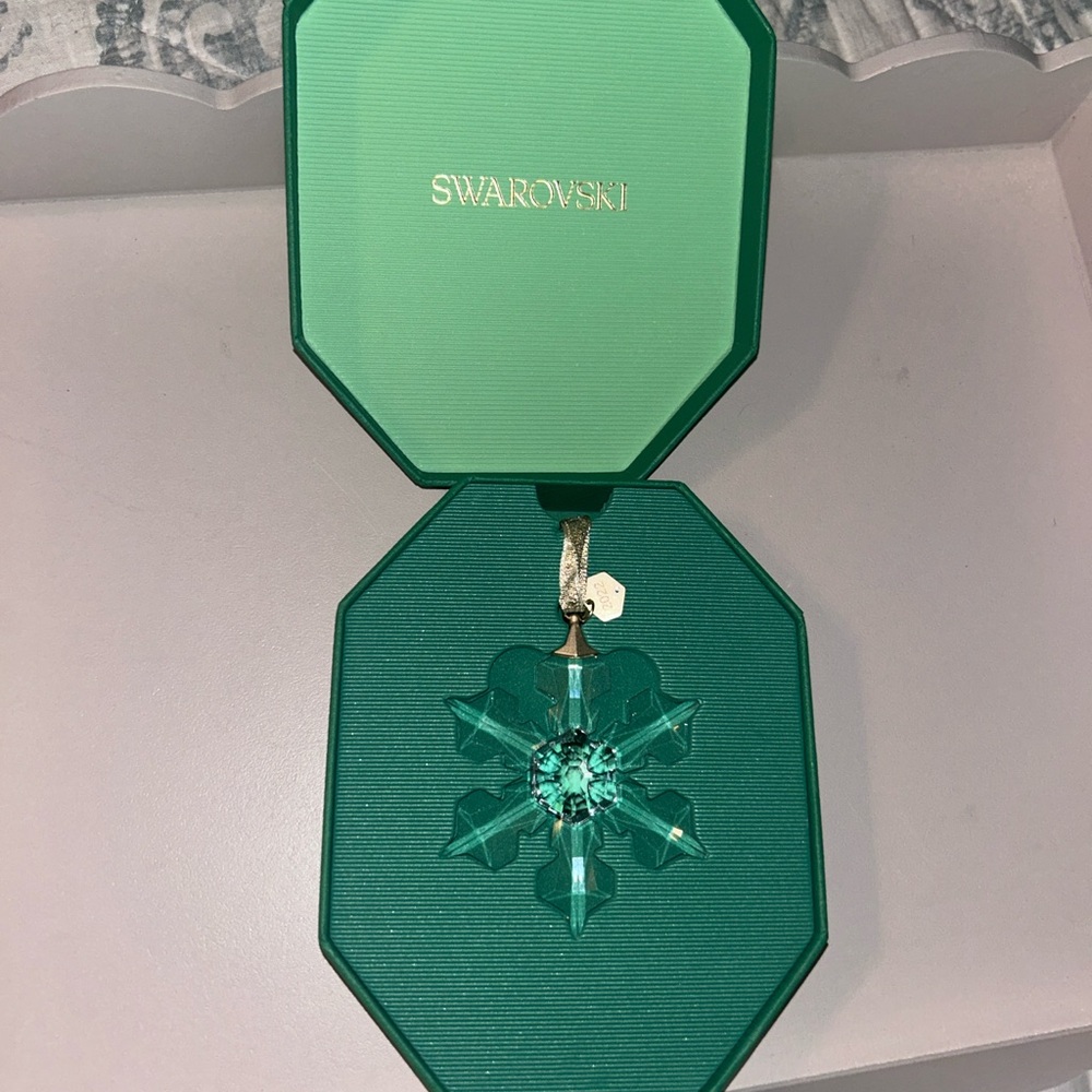 Swarovski 2022 Snowflake Ornament - Picture 2 of 3